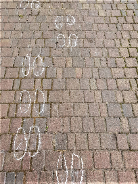 skakanie obunóż z jednoczesnym liczeniem co dziesięć matematyczna zabawa podwórkowa