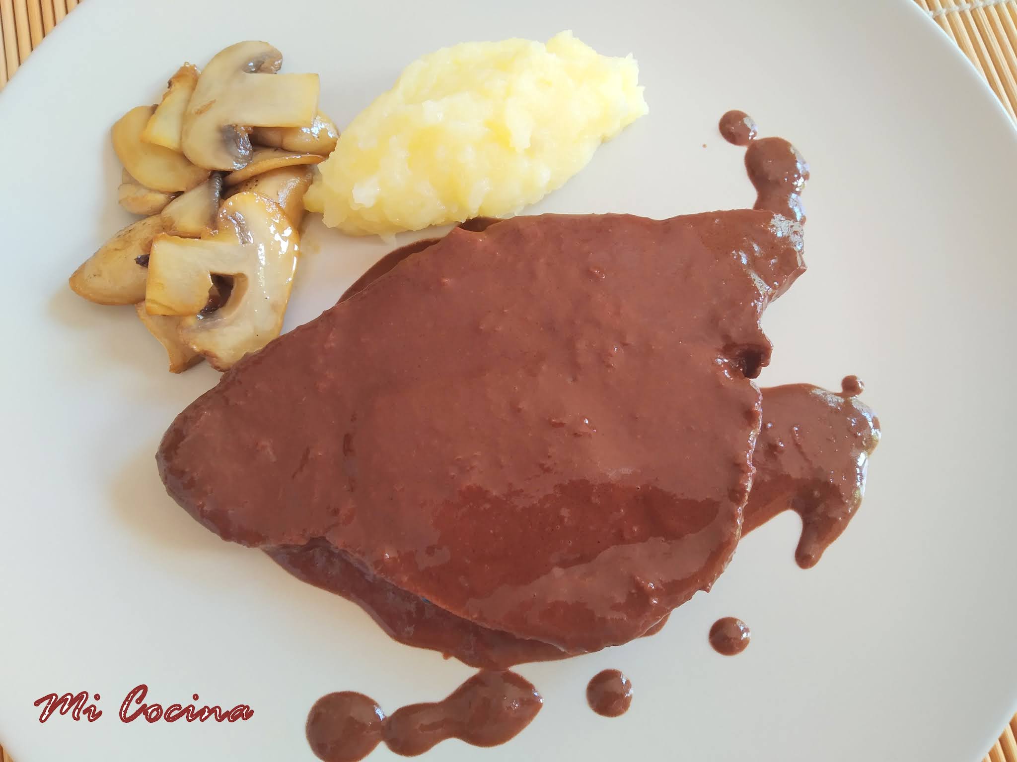 ATÚN EN SALSA DE CHOCOLATE CON PURÉ DE PATATAS Y CHAMPIÑONES A LA PLANCHA