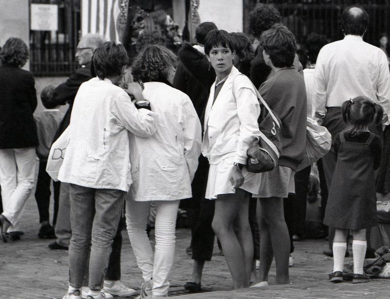 25 Black and White Photos Show the ’80s Street Fashion Styles of Young ...
