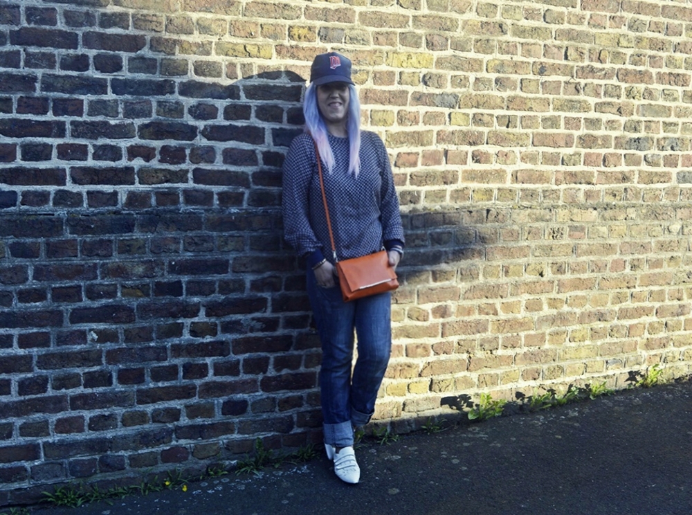 Streetstyle Outfit with Baseballcap, jeans and blouse shirt, white leather shoes and papaya colored crossbodybag by @picard_lederwaren_official