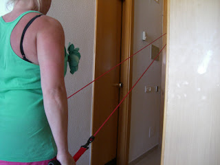 Gummiband%2Bp%25C3%25A5%2Bbalkongen%2Boch%2Bi%2Bhotellrummet%2B-%2BMallorca%2B%25287%2529 - Träning med gummiband och egen kroppsvikt