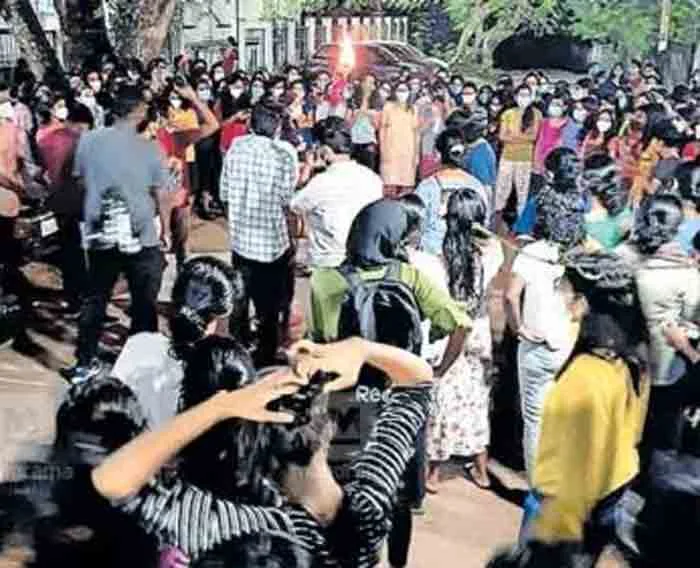 Immoral  is common in the PG Women's Hostel area of Medical College, Medical College, Thiruvananthapuram, News, Complaint, Students, Protesters, Kerala