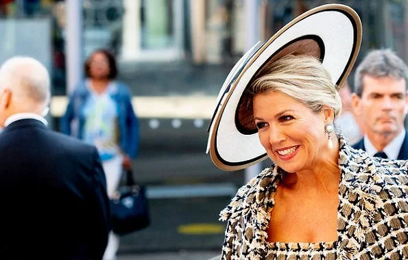 Queen Maxima wore a cotton and wool blend tweed dress and jacket from Oscar de la Renta, pearl drop earrings