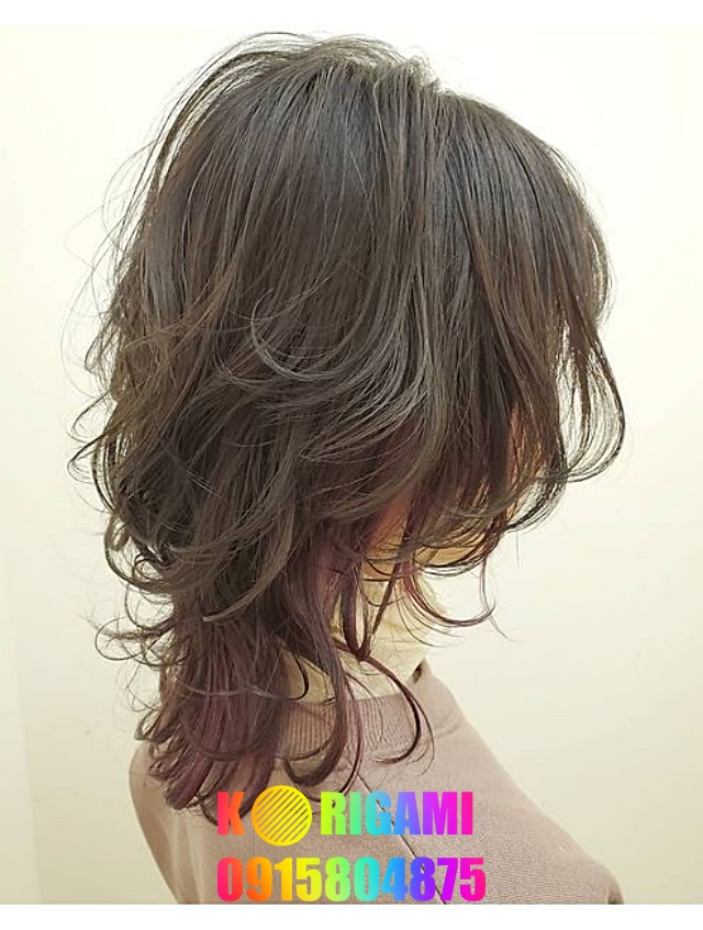 Kiểu tóc Mullet Layer luôn là sự lựa chọn hoàn hảo cho những cô nàng trẻ trung và phóng khoáng. Hãy xem hình ảnh để thấy rõ sự phá cách của kiểu tóc này, nơi phía trước được cắt ngắn và phía sau được để dài, tạo nên một sự đối lập khá hấp dẫn cho kiểu tóc này.