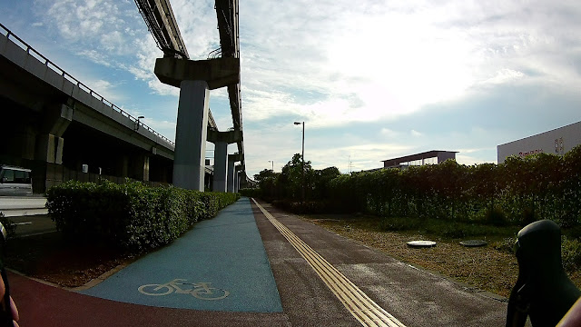 青く塗られた自転車道