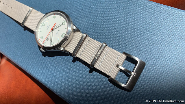 Vaer Automatic White Design  nato