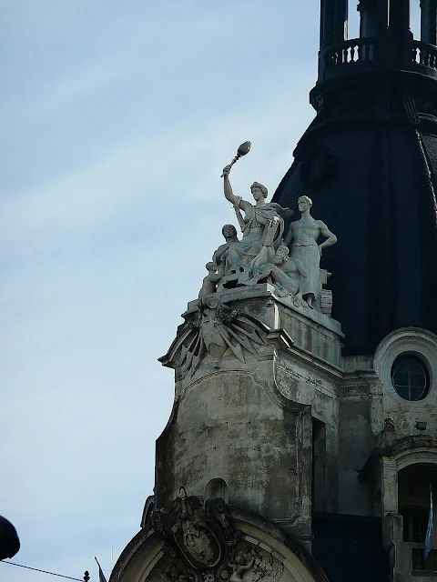  Detalle en lo alto de Esculturas en edificio