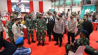  Panglima TNI Bersama Kapolri  Tinjau Sebanyak  2.000 Prajurit TNI Dan Anggota Polri  Di  Vaksinasi 