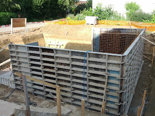 Hausbau: Halbe Betonschalung der Kellerwand