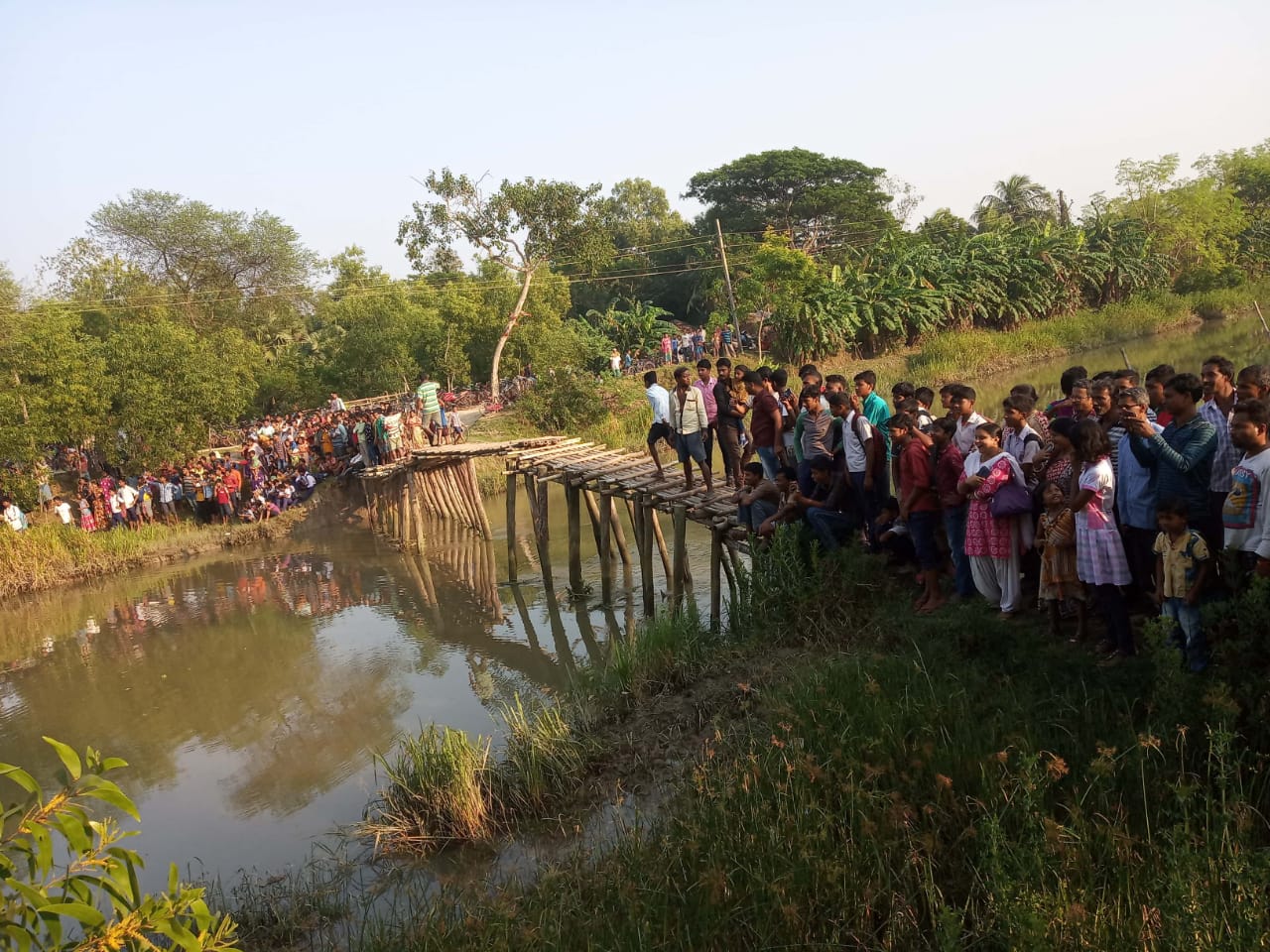 দিক ভ্রান্ত ডলফিনকে ঘরে ফেরাতে ভুটভুটি নিয়ে দাপাল বনদপ্তর 1 দিক ভ্রান্ত ডলফিনকে ঘরে ফেরাতে ভুটভুটি নিয়ে দাপাল বনদপ্তর