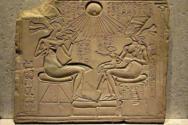 Эхнатон, Нефертити и три их дочери