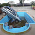 Carro cai dentro de piscina após criança de 2 anos dar partida