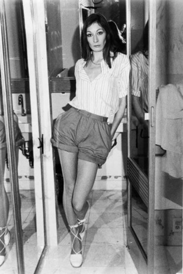 30 Stunning Photos of Anjelica Huston as a Model in the 1970s and 1980s