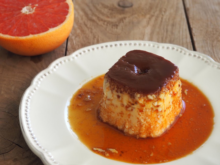 Flan de huevo con pomelo rosa aromatizado con esencia de azahar