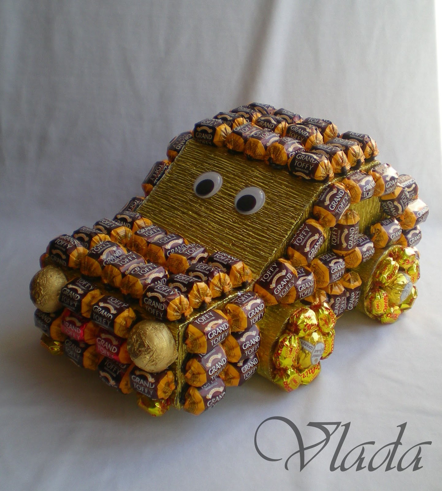 поделки в подарок своими руками. денежный топиарий. подарок мамена день ро. коробка из картона для подарка. коробочка с сюрпризом.