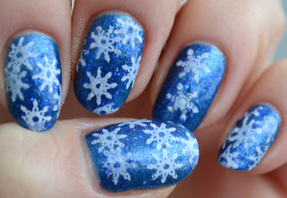  snowflake manicure
