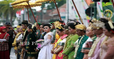 Sensasi Nikah Masal Di Pesawat, 