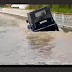 Motorista russo tenta atravessar trecho alagado, e afunda