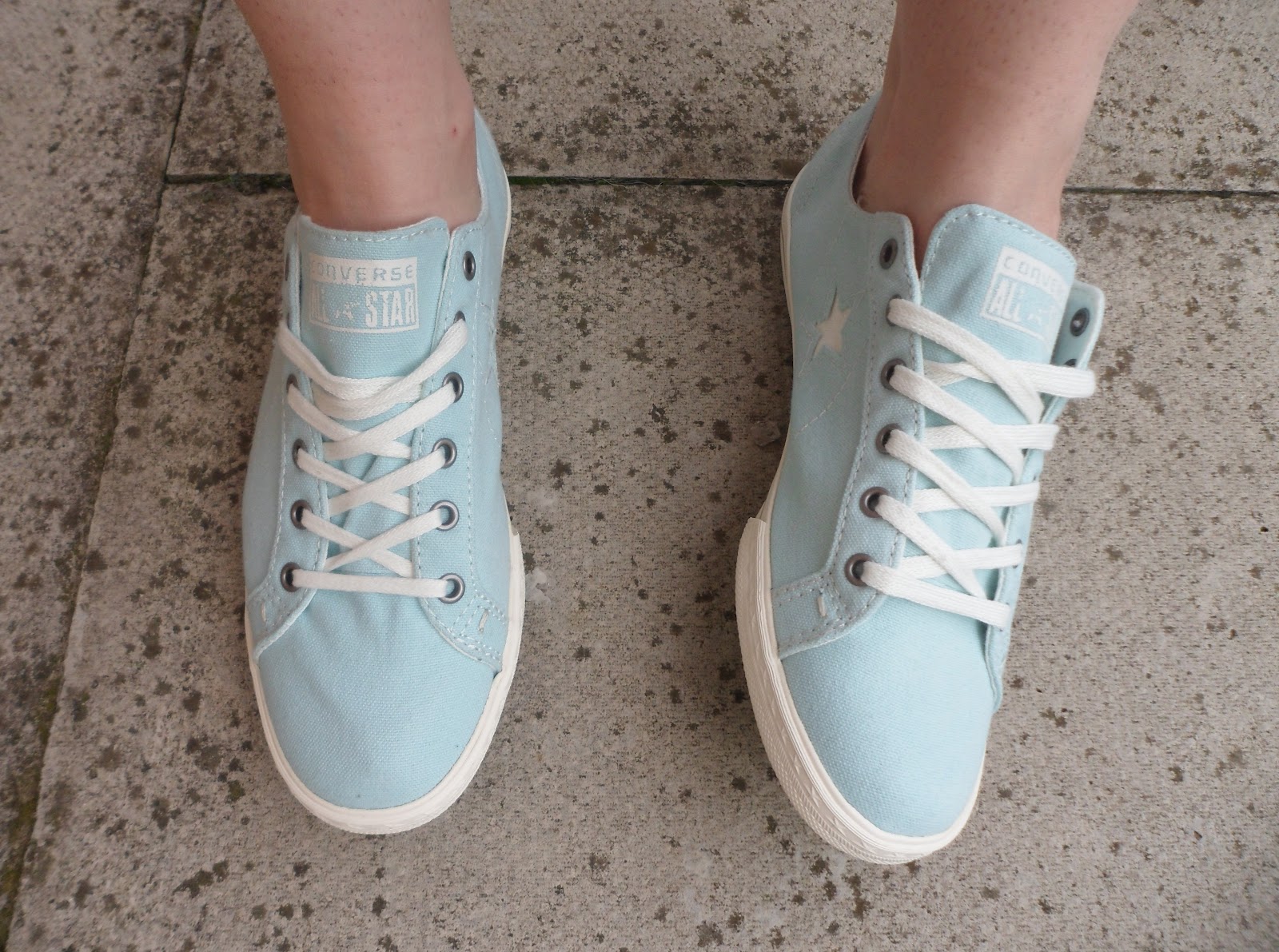 Baby Blue Converse & the perfect comfy style. Lily loves Lola