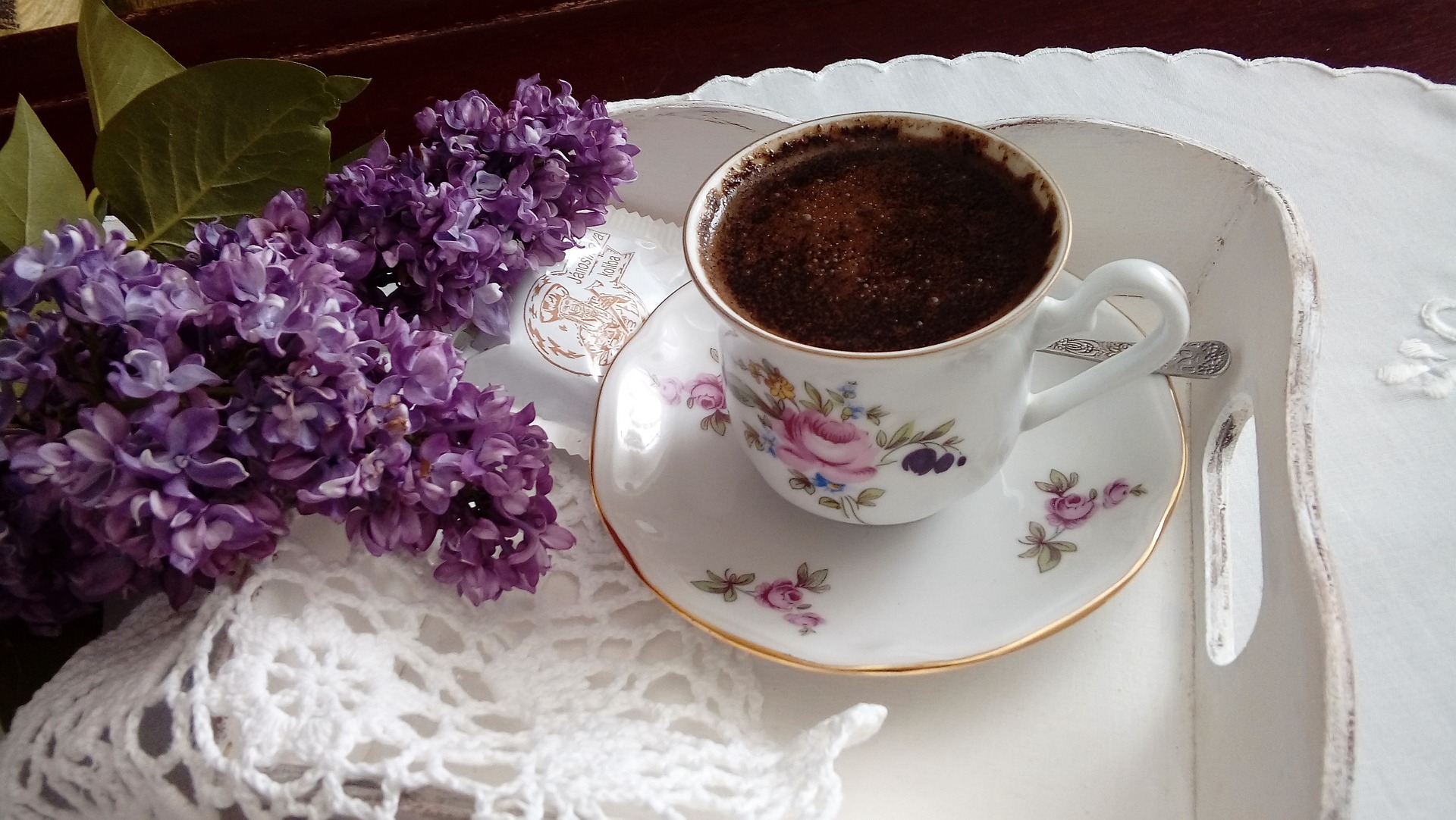 Kahve Bahane Bir Ay Bir Tutam Karınca