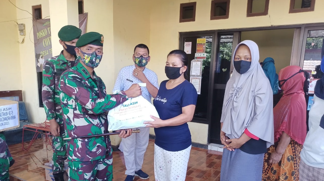 Bagikan Paket Sembako, Danyon Batalyon Armed 13 Kostrad Blusukan di Cibadak Sukabumi