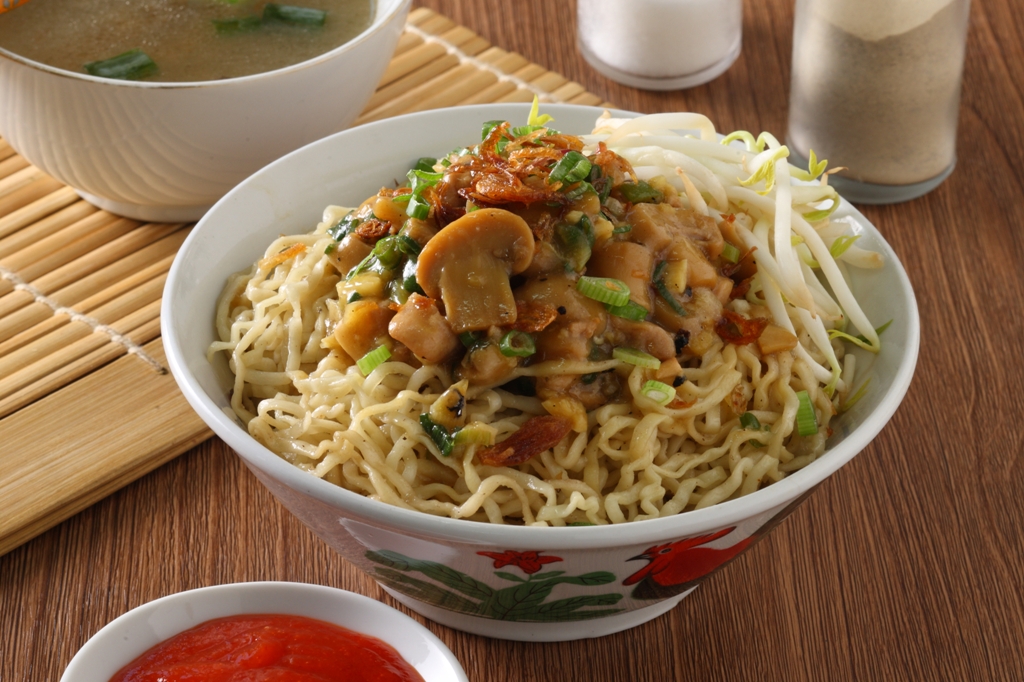 Mie Celor and Mie Bangka comparison in a regional food market