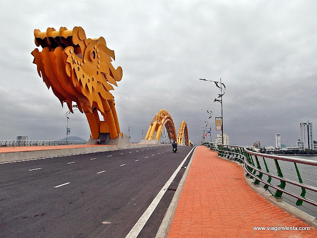  Nessa ponte  de Da Nang, o dragão ficava colorido e soltava fogo pela boca