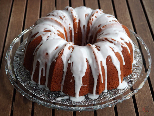 Bundt cake con limón, jengibre y pimienta, perfecto para el desayuno y la merienda. Con glaseado de limón.