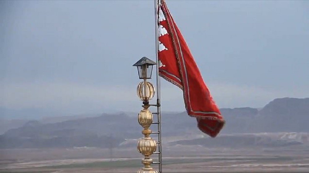 красное знамя возмездия купол иран. иран флаг возмездия. ходячие красные флаги. иран мечеть джамкаран красный флаг. поднял красный флаг.