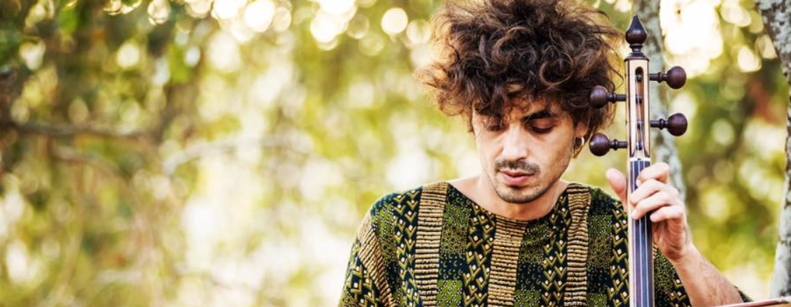 Musician family. Musician family. папа играет на гитаре рядом с мамой и ребенком. Musician family. марк элияху.