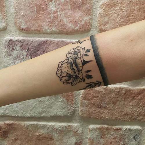 armband tattoo with flower çiçekli kol bandı dövmesi bayan armband tattoo with flower çiçekli kol bandı dövmesi bayan