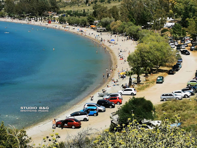 Κοσμοσυρροή σε παραλία του Ναυπλίου