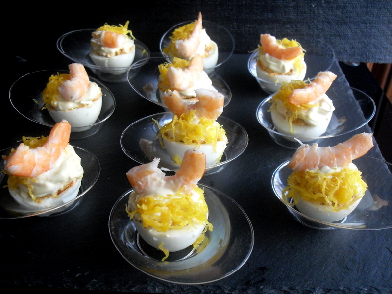 Presentación de huevos rellenos de langostinos.