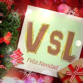 Postal de Navidad con el logo de VSL de Ver Sin Límites rodeado de adornos navideños: arboles, regalos, estrellas.
