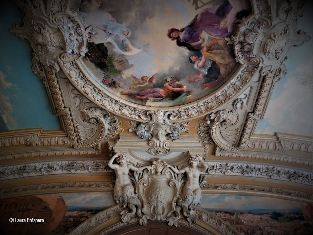 O Le Train Bleu é um restaurante situado em Paris dentro da estação ferroviária Gare de Lyon, uma obra-prima do estilo Belle Époque.