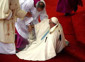 Photos: Pope Francis Trips And Falls Over As He Arrives For Holy Mass At The Jasna Gora Shrine In Poland