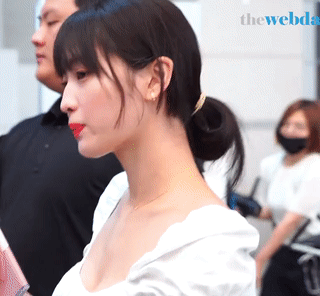 미드로 공항을 압살하는 모모