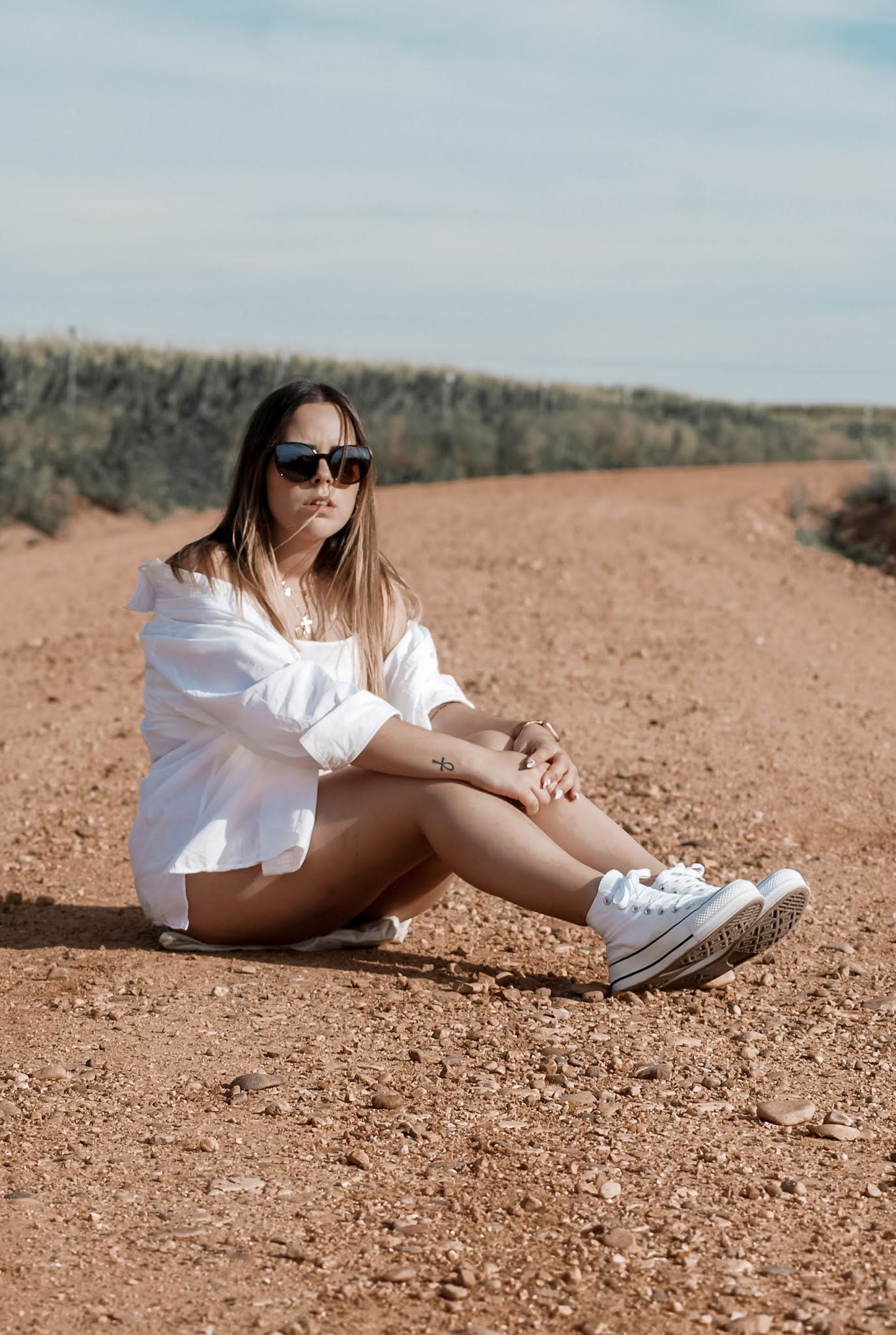 Outfit con crop top y shorts