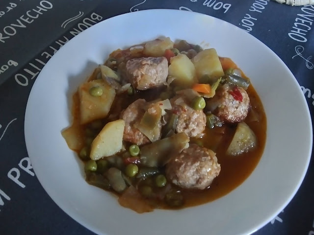 Albóndigas con menestra y patatas