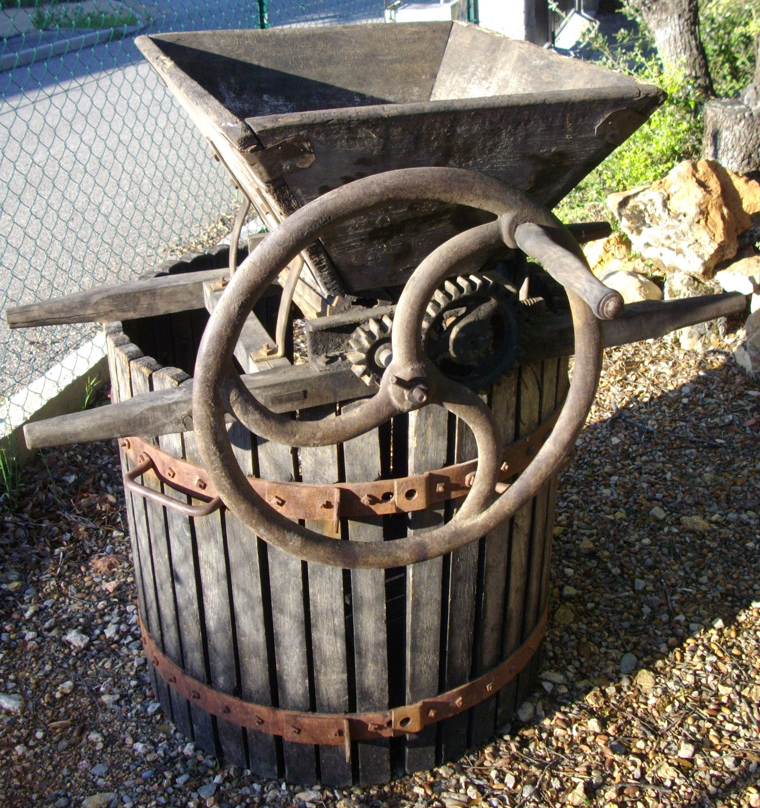 ancien préssoir aigrenoir bois art populaire provençal métier jardin
