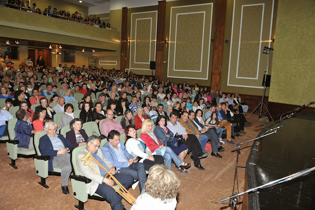 "Μάγεψαν" το πολυπληθές κοινό, οι μαθητές του 4ου Δημοτικού Σχολείου Άργους Ορεστικού