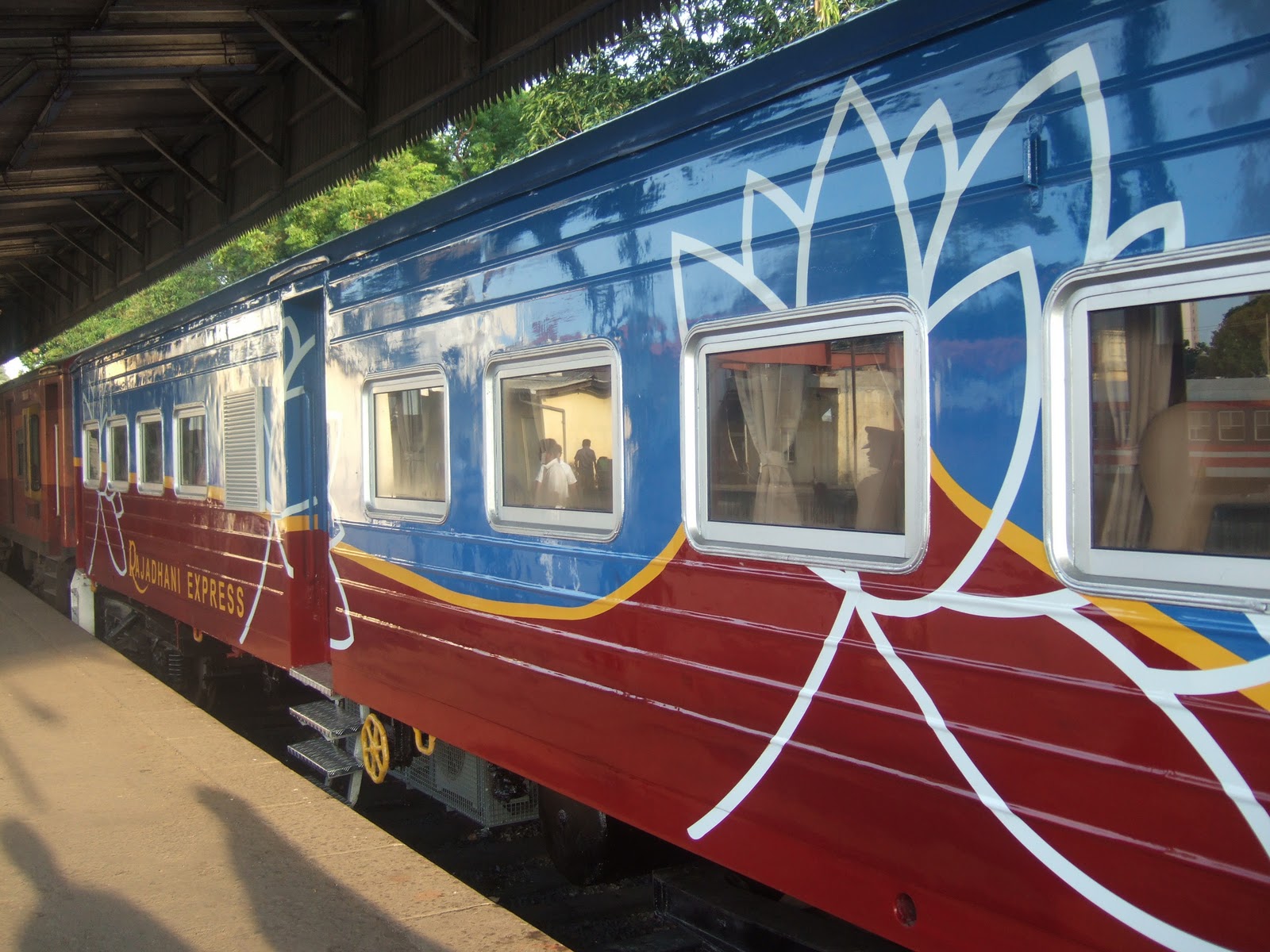 train-tour-in-sri-lanka-rajadhani-express
