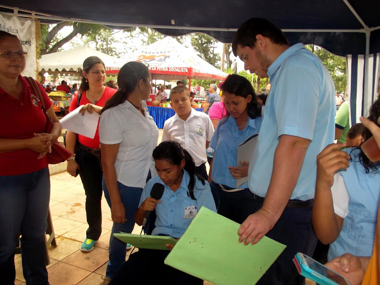 ESTUDIANTES DEL LICEO ROBINSONIANO  MENCA DE LEONI  CON SU PROGRAMA DE RADIO