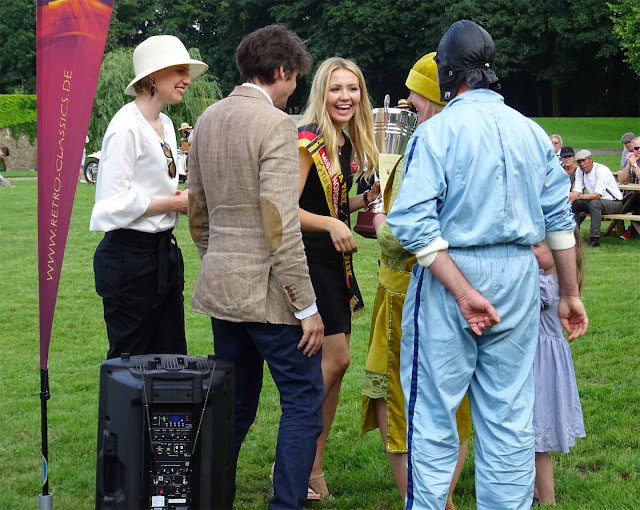 Die charmante Miss NRW Alina Müllenborn übereicht einen der Pokale auf dem 1. Fashion Award Miss NRW Alina Müllenborn überreicht den Pokal auf dem 1. Fashion Award auf Schoss Merode