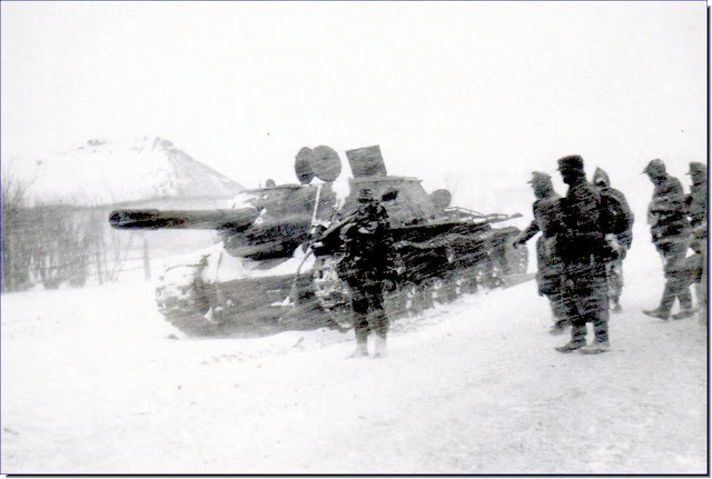 Soviet 152 mm gun destroyed by a panzerfaust
