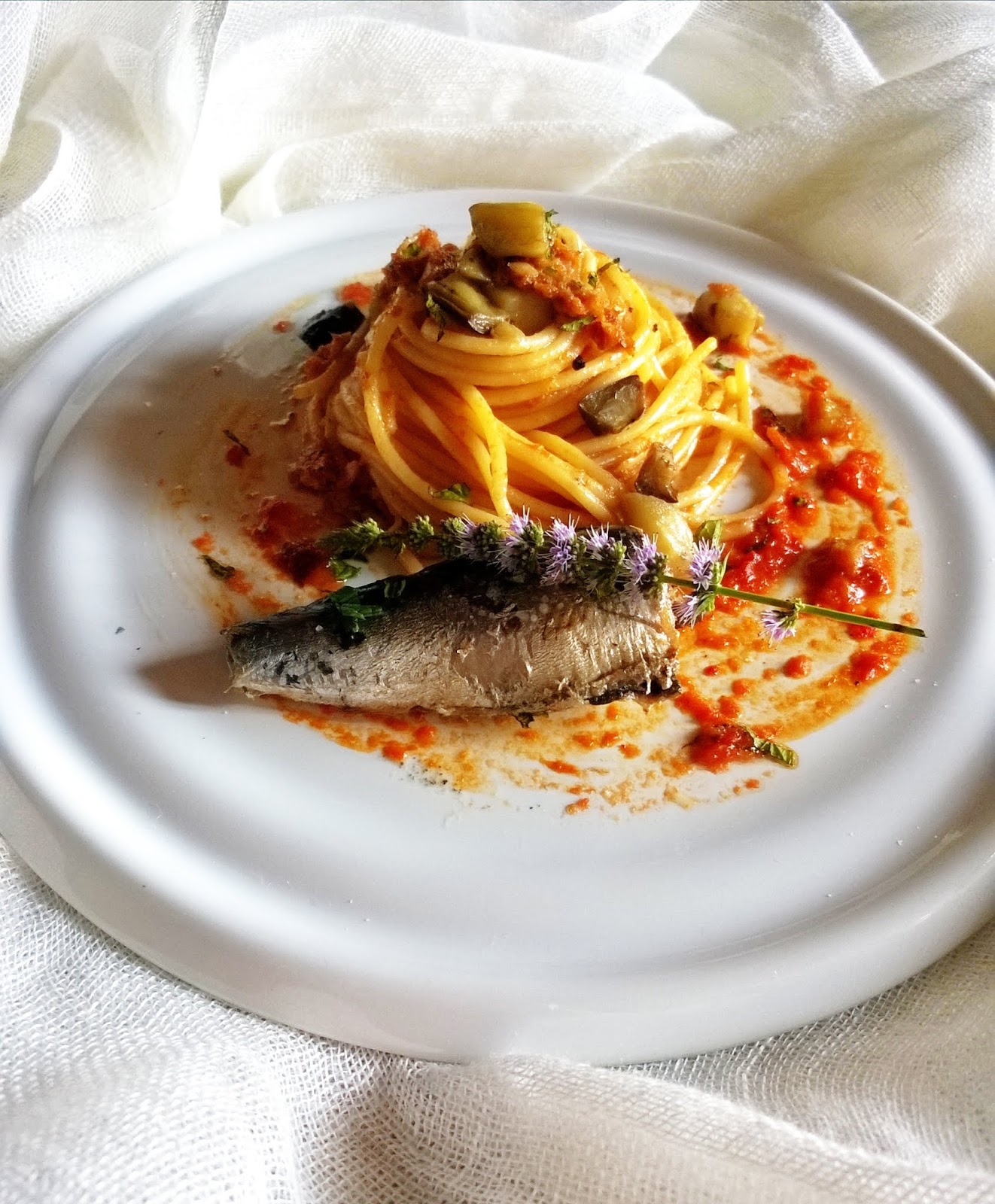Spaghetti con le sarde melanzana pomodoro e menta fresca Ricetta