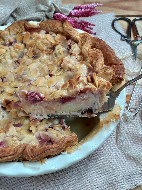 Receta de tarta de queso mascarpone con fresas y crumble de almendras. Tarta sbriciolata. Cheesecake. Postres para el día de la madre. Hojaldre Lidl Horno Cuca