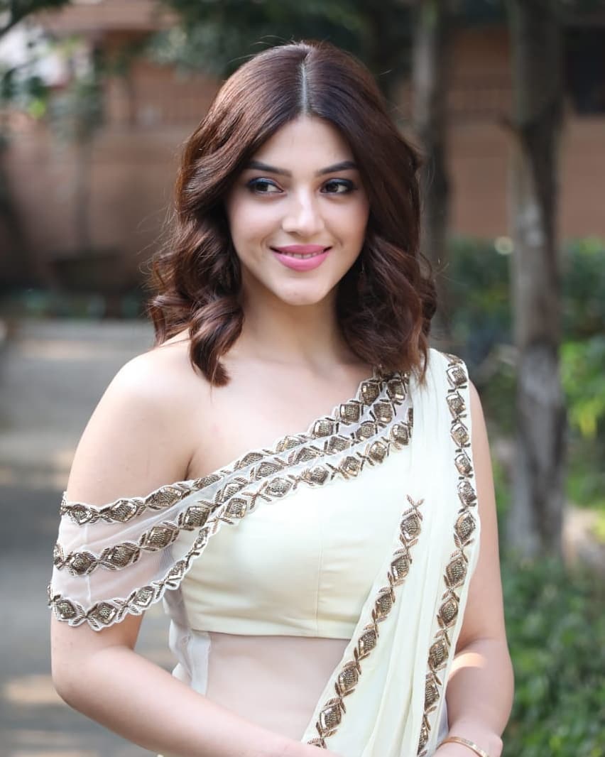 South Actress Mehreen Pirzada in Beautiful White Dress Cute_heart_loves-20200112-0005