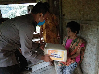 Ditengah Pendemi Corona, Kapolres Enrekang Berikan Bantuan Bagi Warga Kurang Mampu