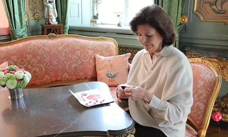 Queen Silvia bought this year's first mayflower digitally from Elin Eisele.  Elin is the name of the designer behind the flower sold this year